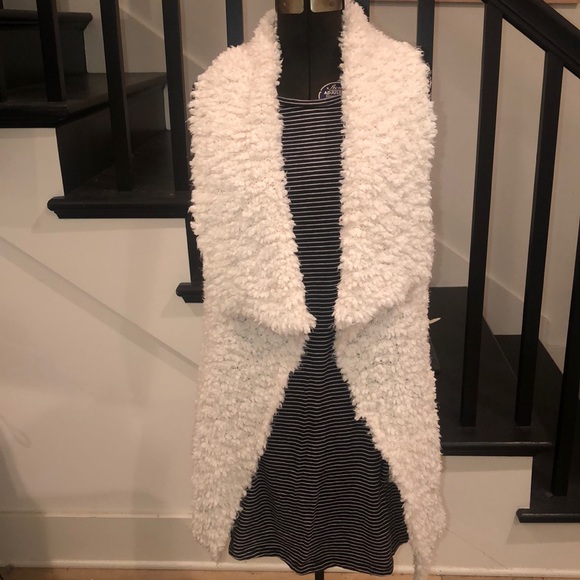White Faux Fur “Eyelash Flyaway” Vest with Pockets NWT - Picture 5 of 16